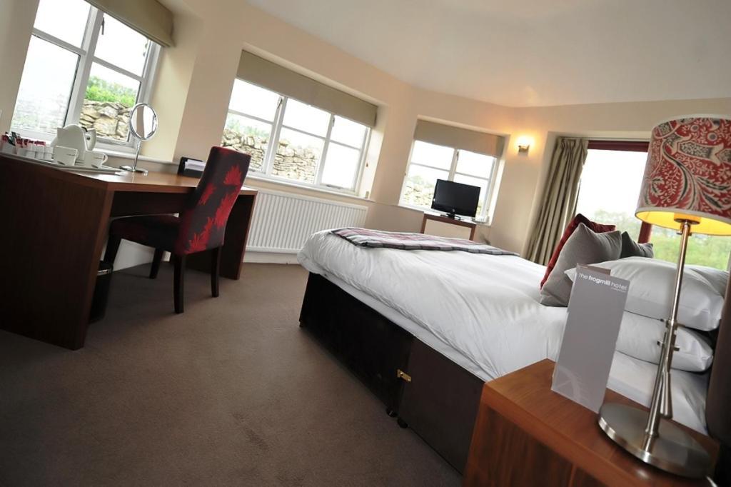 The Frogmill Hotel Cheltenham Room photo